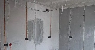 Прокладка кабеля в штробе в Людиново – расценки от 206 руб - ЭлектроЛюд